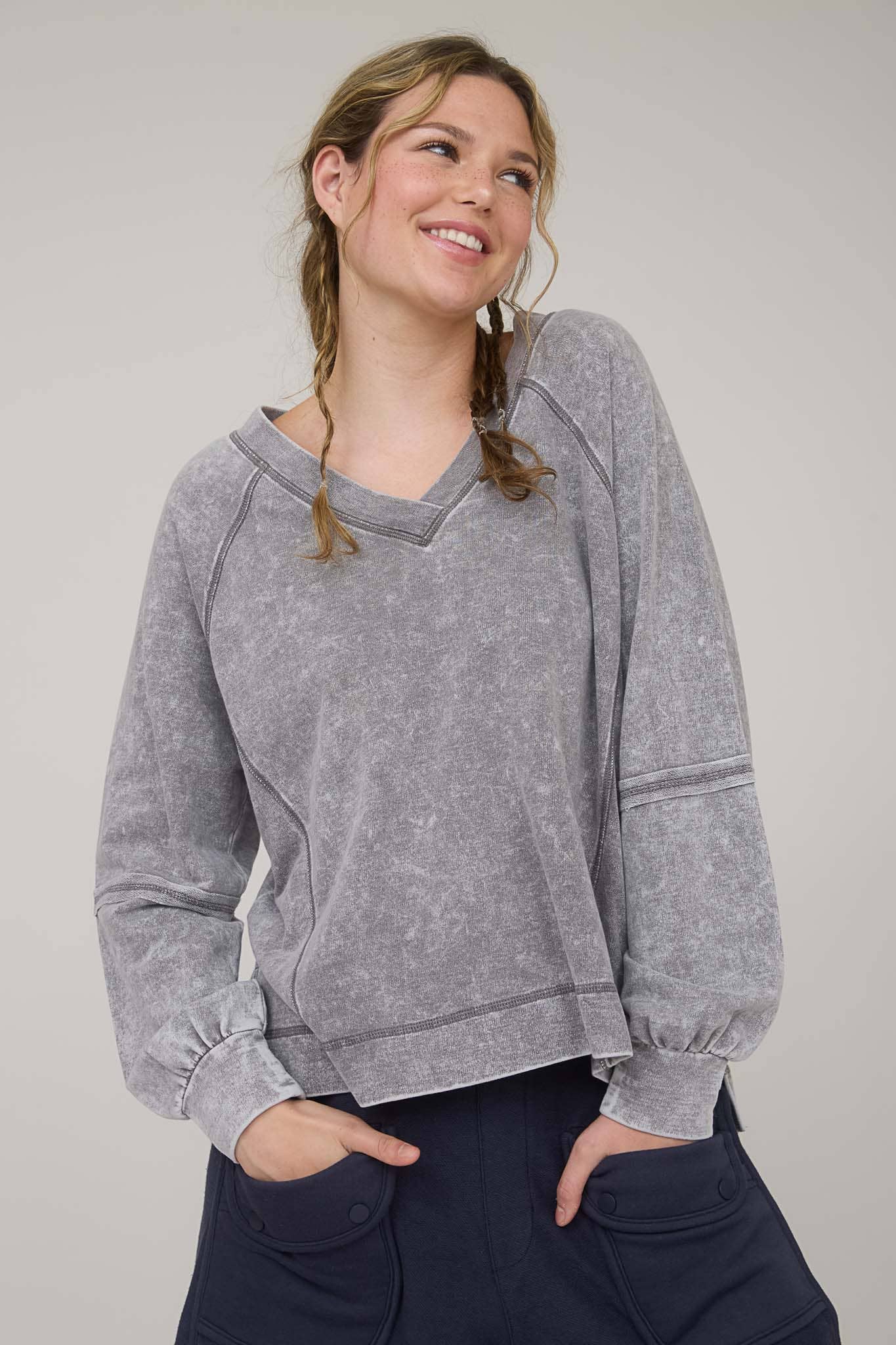 V NECK EXPOSED seam -Q15