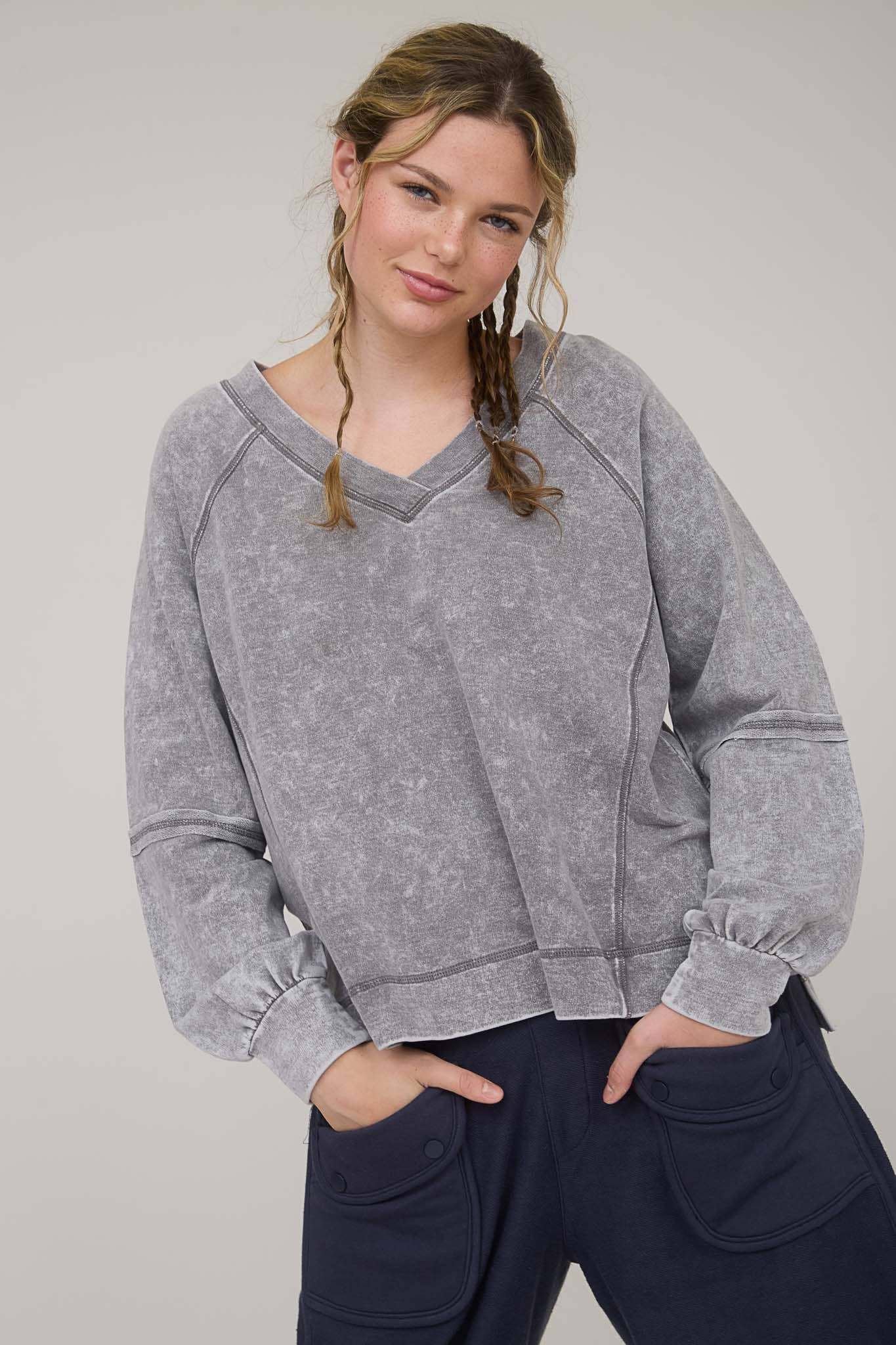 V NECK EXPOSED seam -Q15